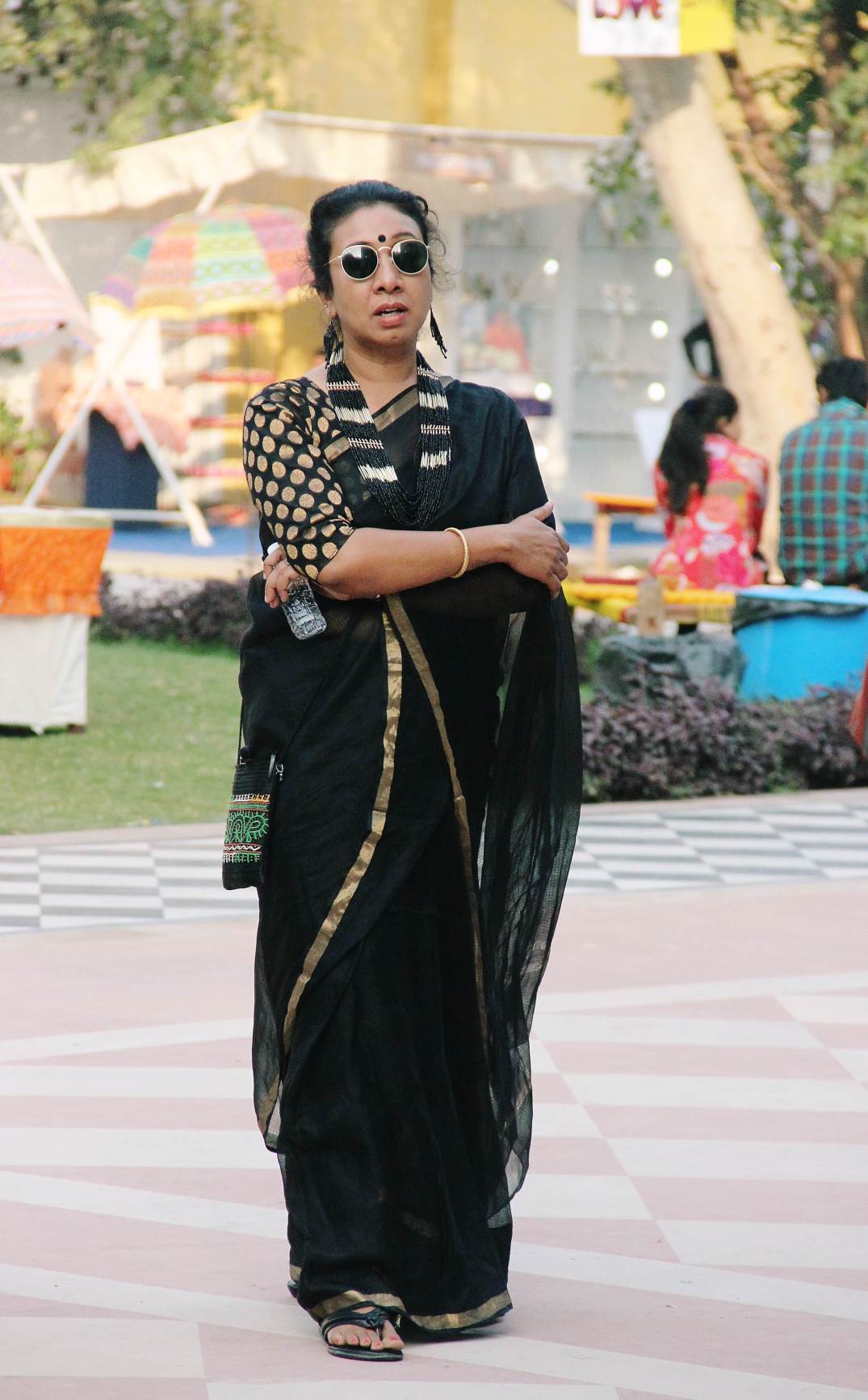 street-style-india-jaipur-rajasthan-heritage-week-fashion-lady-in-black-saree-14