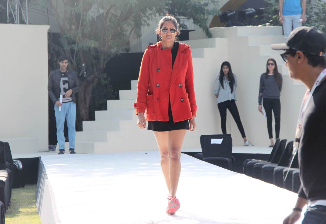 street-style-india-jaipur-rajasthan-heritage-week-fashion-swathi-bhandary-red-trench-coat-5
