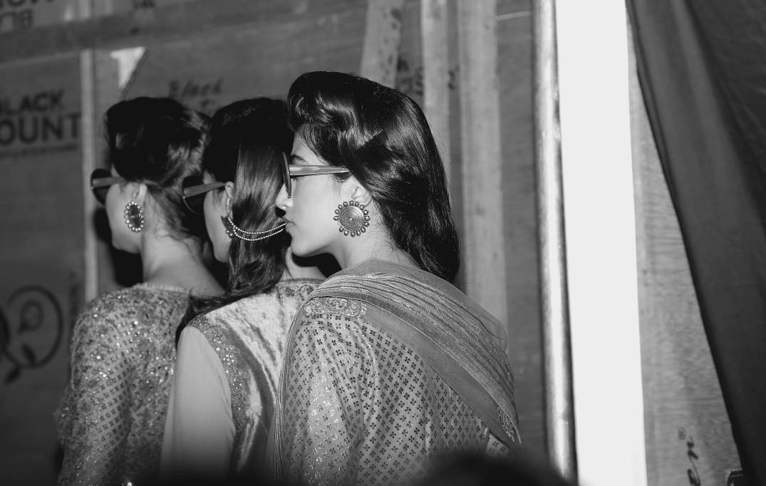 jj valaya-backstage-fashion week india-aifw-indian models-saree-indian wear-sunglasses-desi-new delhi (25)